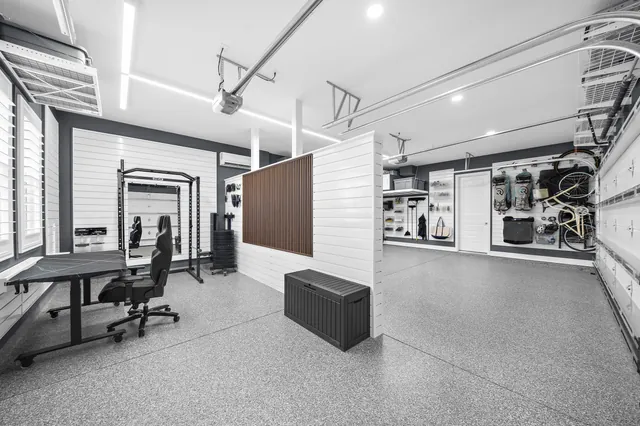 The partition defines the work and fitness zone without closing off the upper room.