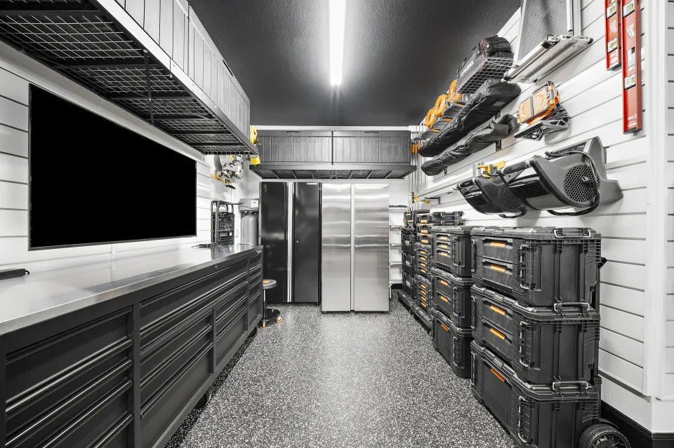 A mobile workbench opposite modular toolboxes in the workshop aisle.